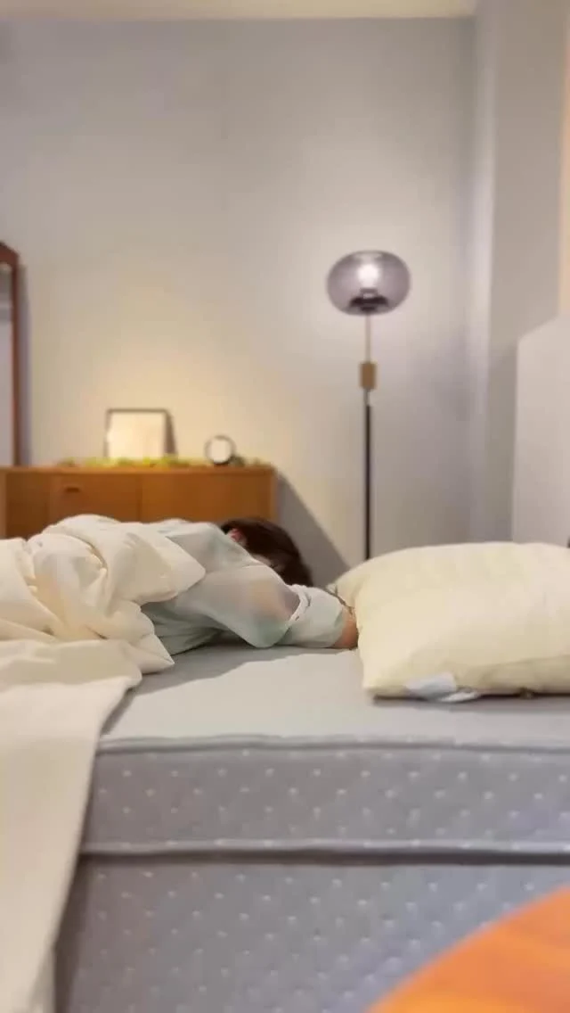 ･
･
【洗える絹ごこち肌ふとん】

こんにちは！ミゾブチ家具です🪑

だんだんと寝苦しい季節になってきましたね。 「タオルケットじゃ肌寒いけど、冬の布団じゃ暑い…」

そんな今の時期にぴったりなのが、 空気のように軽くてサラサラな「肌ふとん」です。

クーラーの寝冷えから優しく体を守りつつ、 汗をかいてもベタつかず、朝までサラっとした心地よさが続きます。

しかも、お家で丸洗いできるので、いつでも清潔。 この軽さと肌触り、ぜひお店で一度触れてみてください♪

商品につきましては、DMもしくはお電話にてお問い合わせくださいませ🌱

ーーーーーーーーーーーーーーーーーーー
@solid.takamatsu
世代を超えて愛される家具
solid高松店の情報はこちらから

@ym_jutan
ミゾブチ家具の絨毯部
絨毯の情報はこちらから

@aruku.neko 
北欧ヴィンテージ家具
ヴィンテージの情報はこちらから
ーーーーーーーーーーーーーーーーーーー

#肌ふとん
#掛け布団
#シルク
#寝具
#ミゾブチ家具