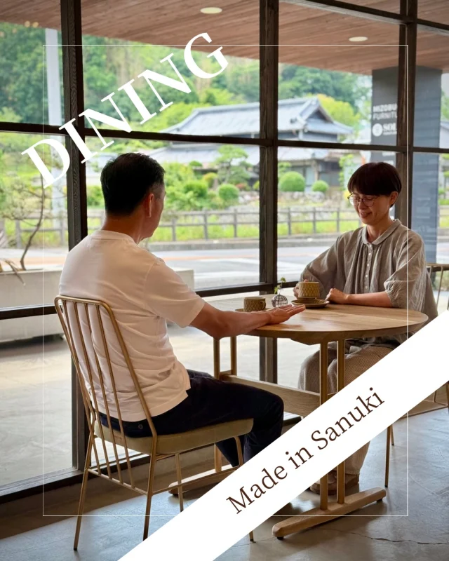 ･
･
【飛行船をモチーフにしたテーブル】

こんにちは！ミゾブチ家具です🪑

四角いテーブルとはまた違う、 どこかホッとする安心感を与えてくれる飛行船テーブル。

どの席に座っても自然と視線が中央に集まり、 家族や友人との会話をゆるやかに弾ませてくれます。

讃岐産のコナラ材の素材感と、 アイアン真鍮色のスタイリッシュな組み合わせは、 モダンな空間のアクセントにも抜群💡

「ただ食事をする場所」から 「ずっとそこにいたくなる特別な場所」へ。

お部屋の中心に、こんな格好いい主役を迎え入れてみませんか？

商品につきましては、DMもしくはお電話にてお問い合わせくださいませ🌱

ーーーーーーーーーーーーーーーーーーー
@solid.takamatsu
世代を超えて愛される家具
solid高松店の情報はこちらから

@ym_jutan
ミゾブチ家具の絨毯部
絨毯の情報はこちらから

@aruku.neko 
北欧ヴィンテージ家具
ヴィンテージの情報はこちらから
ーーーーーーーーーーーーーーーーーーー

#ダイニング 
#ダイニングテーブル
#ダイニングチェア
#飛行船
#ミゾブチ家具