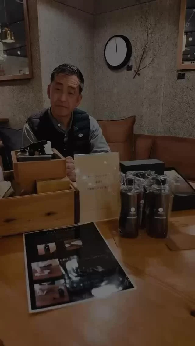 ･
･
【家具に傷がついた時、補修はできる？】

こんにちは！家具屋の社長シリーズです🪑

うっかり付いてしまった家具の傷、実は「家具の仕上げ」によってメンテナンス方法が変わります！

家具がウレタン塗装の場合、自宅での補修が難しいため、メーカーさんに送って削り直しが必要になります。

ただ、無垢材のオイル塗装ですと、ご自宅で簡単に直せます！浅い傷なら、サンドペーパー（紙やすり）で木目に沿って少し削るだけで、傷がなくなって綺麗に戻ります。仕上げに専用オイルを塗れば元通りに✨

「削ったらデコボコになる？」と心配な方も、手で触る程度の傷なら少し削るだけで直るので大丈夫です😊

家具の傷やお手入れで困ったら、ぜひミゾブチ家具にご相談ください！

ーーーーーーーーーーーーーーーーーーー
@solid.takamatsu
世代を超えて愛される家具
solid高松店の情報はこちらから

@ym_jutan
ミゾブチ家具の絨毯部
絨毯の情報はこちらから

@aruku.neko 
北欧ヴィンテージ家具
ヴィンテージの情報はこちらから
ーーーーーーーーーーーーーーーーーーー

#無垢材
#家具の修理
#家具メンテナンス
#オイルメンテナンス
#ミゾブチ家具